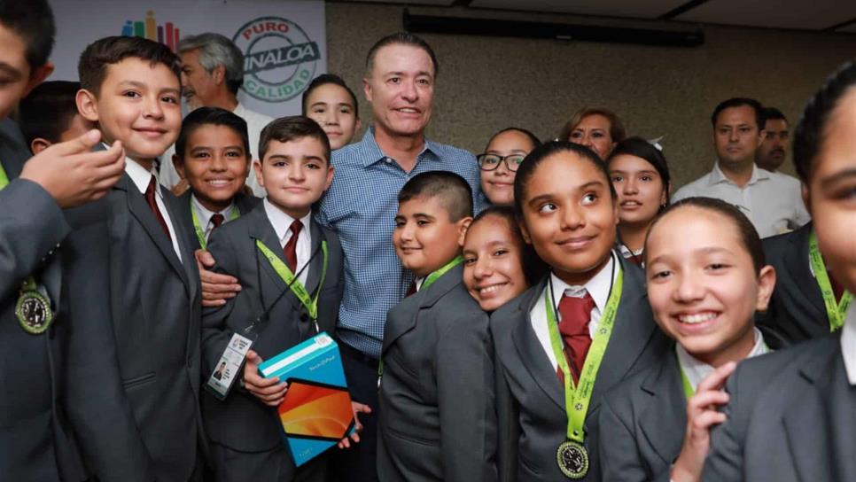 Gobernador se toma foto con niños de la Olimpiada del Conocimiento