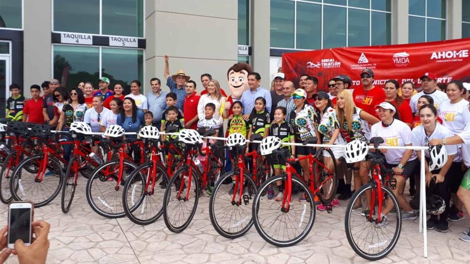 Oxxo y Ayuntamiento entregan bicicletas al Comité de Triatlón