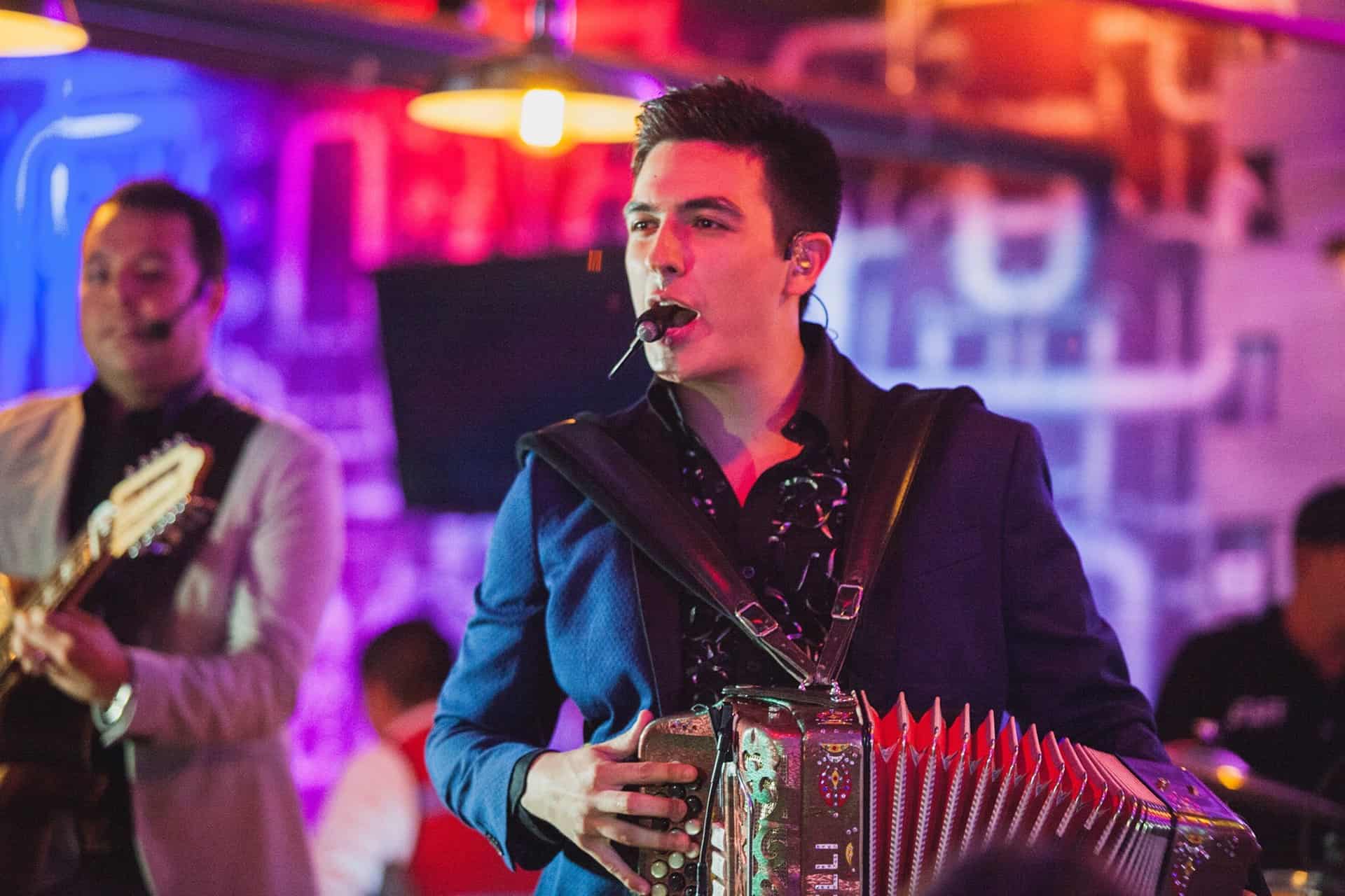 Raúl Hernández Jr. promociona tema norteño Mujer bonita