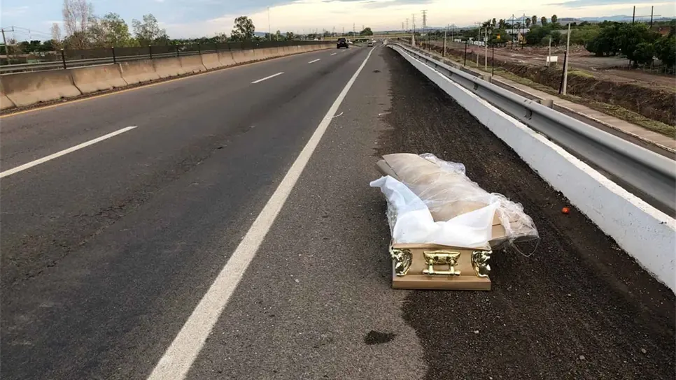 Ataúd sobre la México 15 en JJR causa pánico entre automovilistas