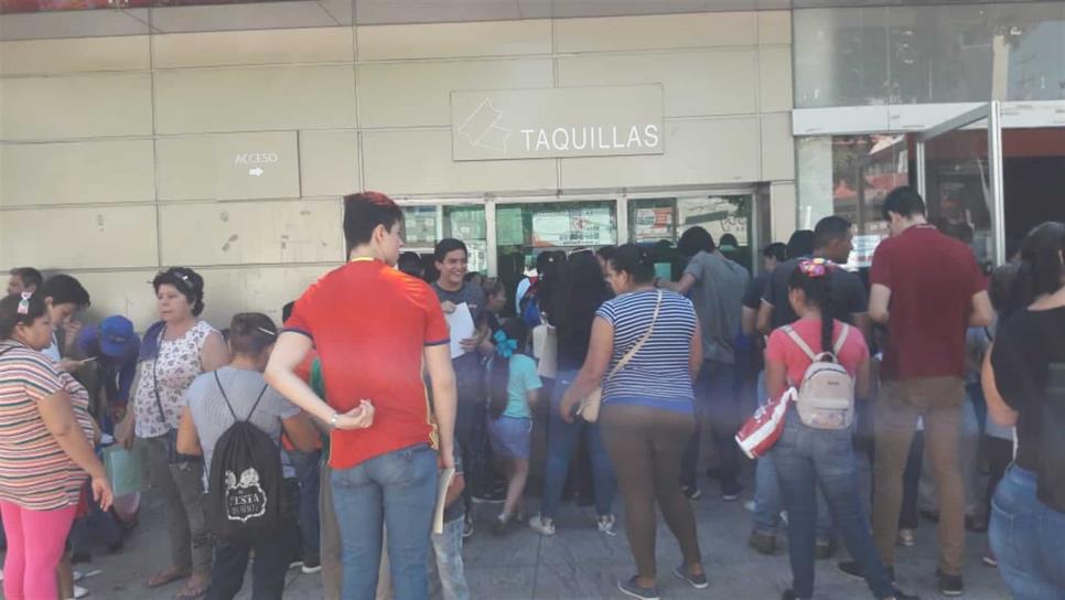 Madrugan para tramitar tarjeta inteligente en Culiacán