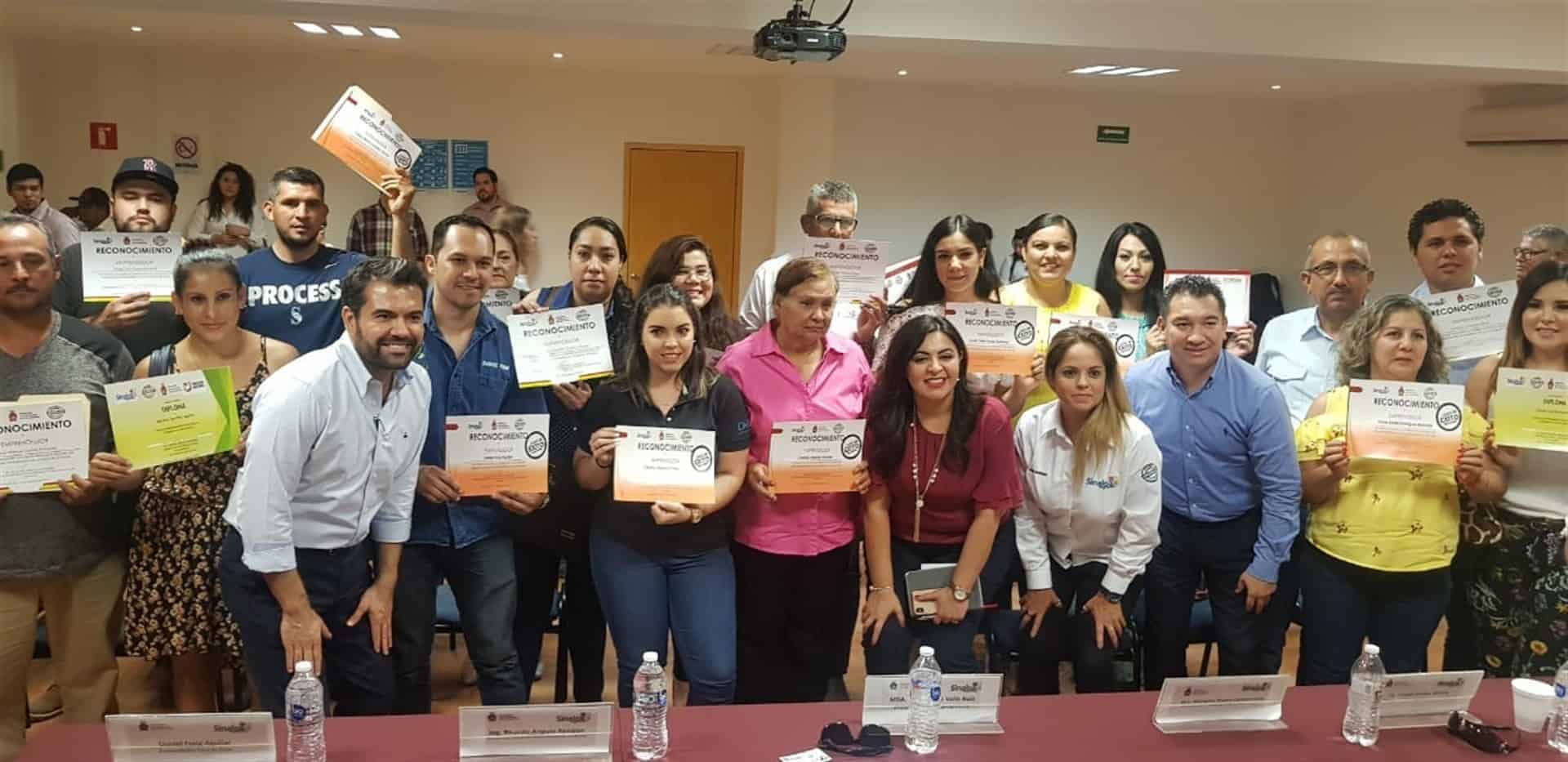 Entregan financiamientos de “Crédito Joven y de Red Fosin por $1,810,000.00