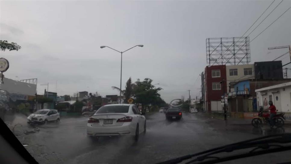 Amanece Mazatlán con lluvia
