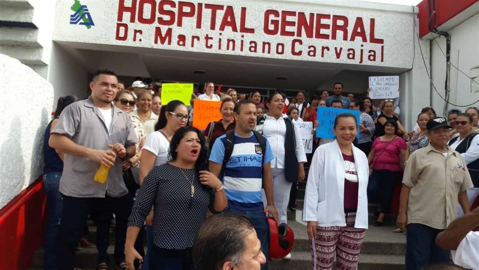 Protestan y paran labores trabajadores del Hospital General de Mazatlán