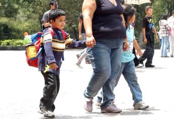 Exceso de peso en mochilas daña a los niños, asegura experto del IMSS