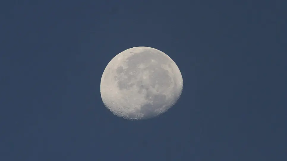 NASA confirma existencia de hielo en polos de la Luna