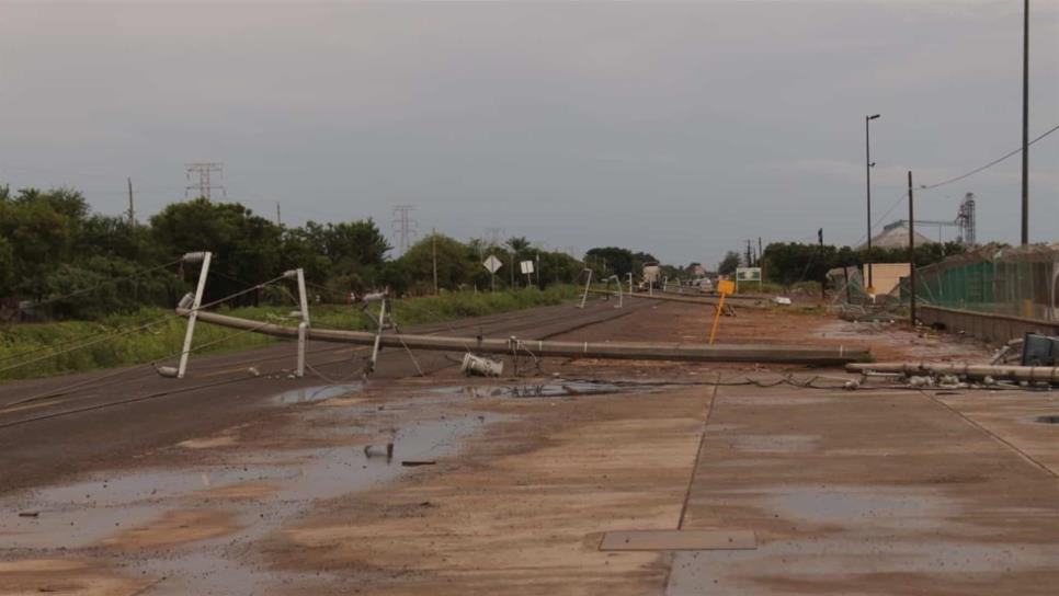 Fuertes vientos derrumban postes sobre carretera al Campo 35