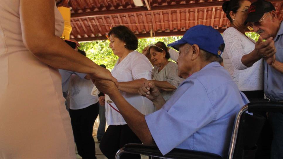 Consienten a los adultos mayores del Asilo Santa Rosa