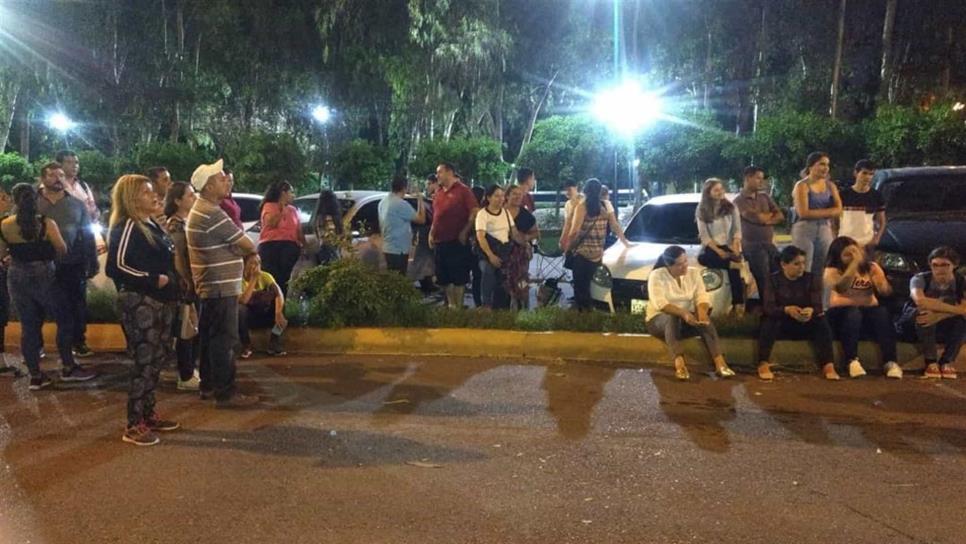 Pasan la noche en busca de un espacio en la Facultad de Medicina