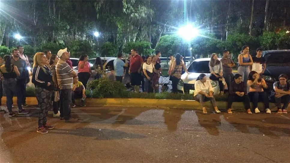 Pasan la noche en busca de un espacio en la Facultad de Medicina