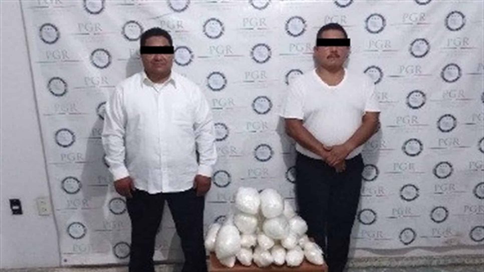 Detienen a dos por transportar 16 kilos de cristal