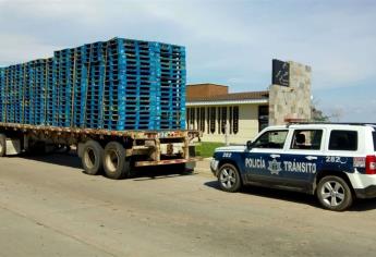 Trailero es detenido tras tumbar pluma de cruce ferroviario