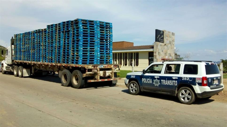 Trailero es detenido tras tumbar pluma de cruce ferroviario Trailero es detenido tras tumbar pluma de cruce ferroviario