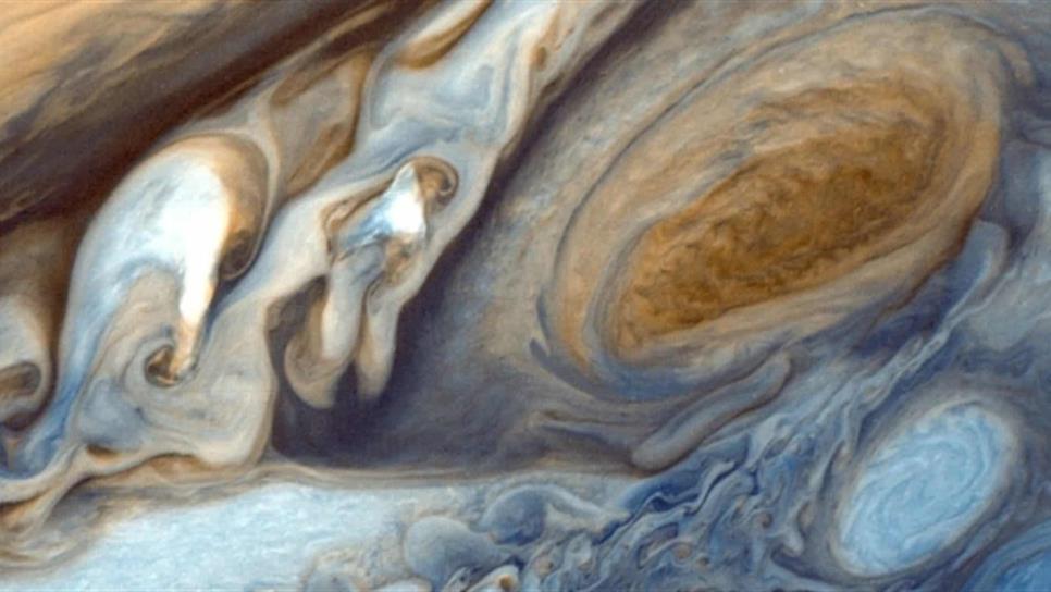 NASA descubre enorme cuerpo de agua en gran mancha de Júpiter