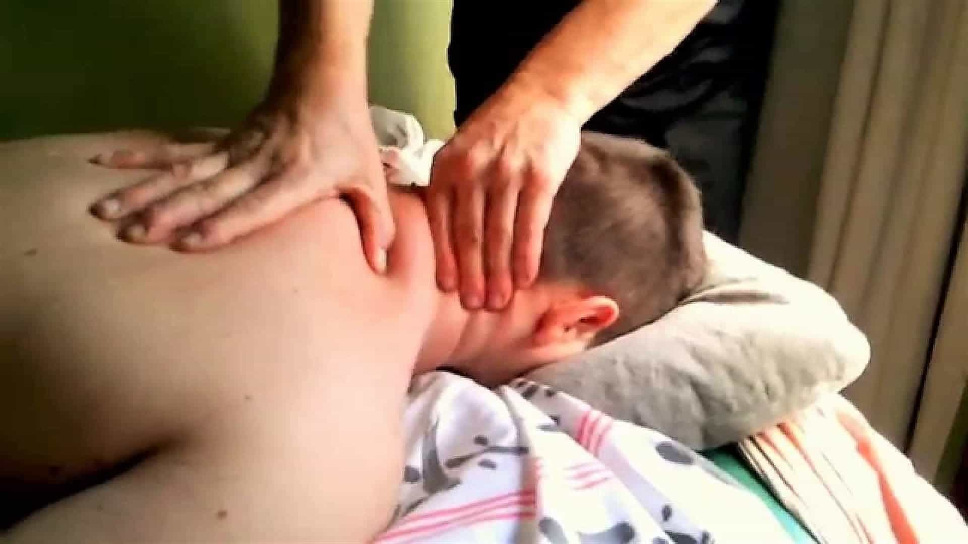 Tronar articulaciones de cuello o espalda, riesgo para la salud experto