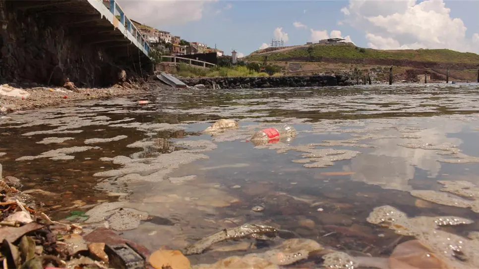 El agua luce una espuma amarillenta. FOTO: Martín Ruiz.