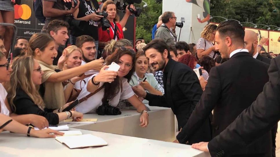Diego Luna engalana alfombra roja del Festival de Cine de Venecia