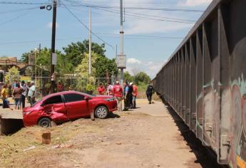 Tren carguero embiste un vehículo al sur de Culiacán