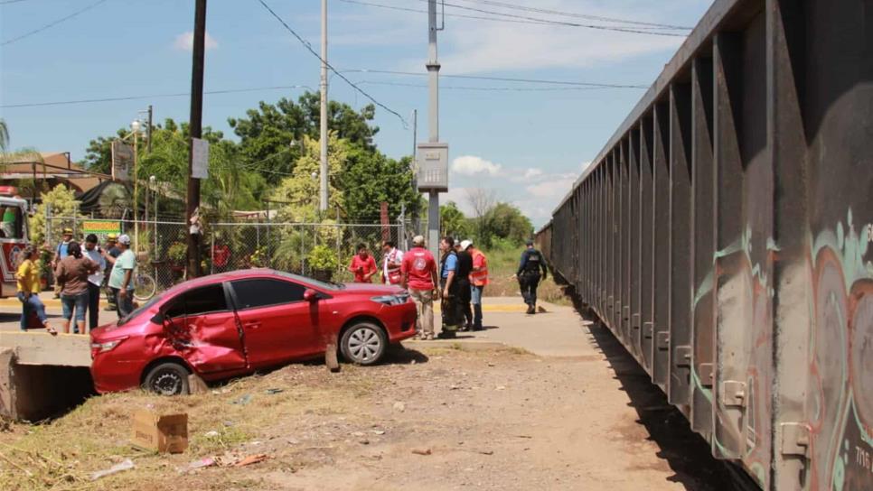 Tren carguero embiste un vehículo al sur de Culiacán