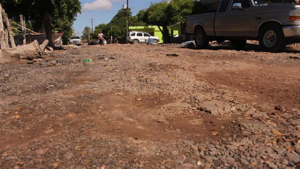 Habitantes de Paredones piden que emparejen las calles