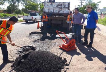 Alcalde supervisa bacheo; algunos ciudadanos le reclaman