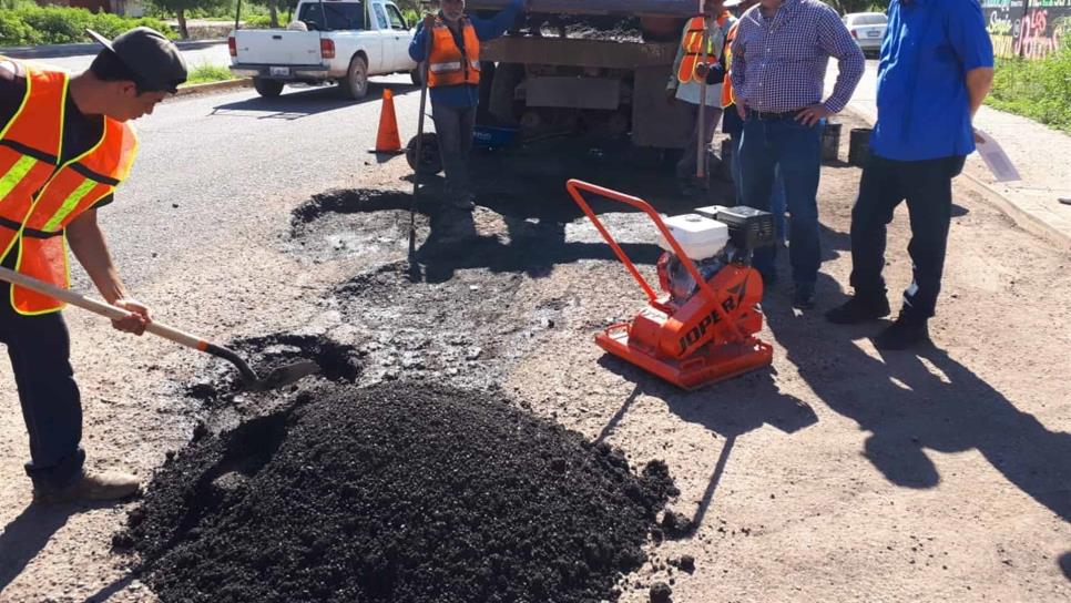 Alcalde supervisa bacheo; algunos ciudadanos le reclaman