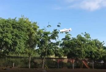 Avioneta fumiga kínder en Urbi Villa del Rey en Los Mochis