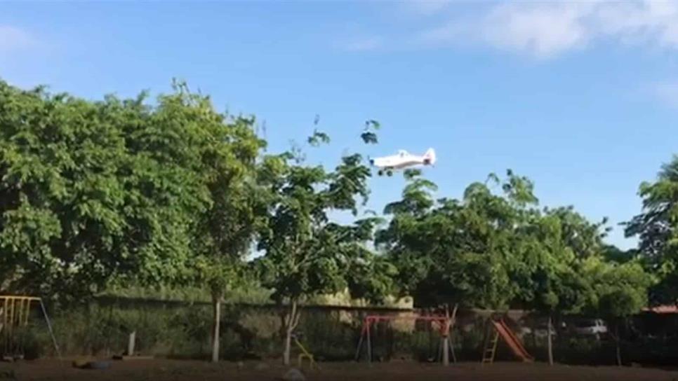 Avioneta fumiga kínder en Urbi Villa del Rey en Los Mochis