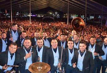 Él es el nuevo vocalista de la banda El Recodo