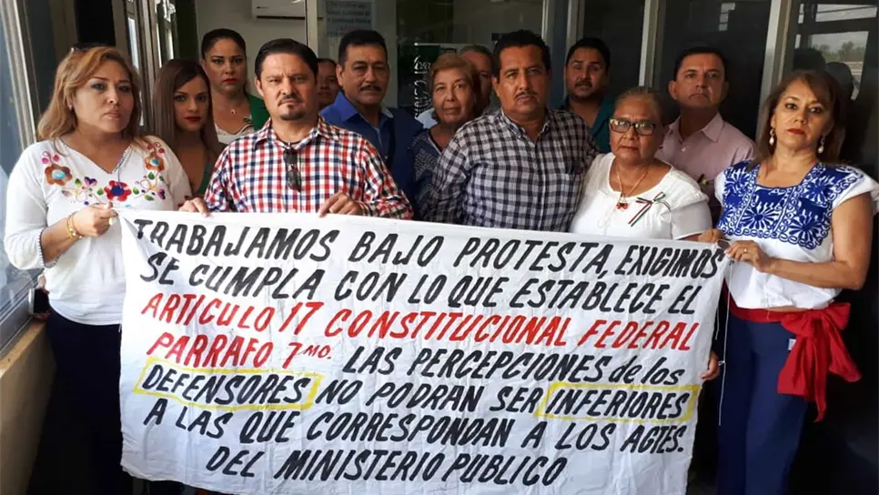 Defensores públicos trabajan bajo protesta