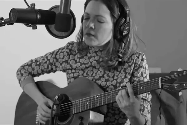 Natalia Lafourcade y Rozalén estrenan “Danza de gardenias”