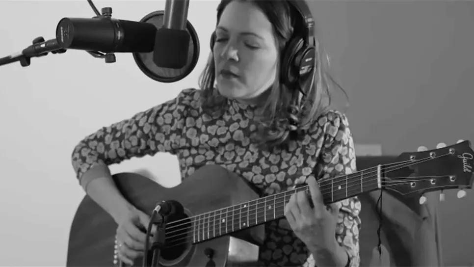 Natalia Lafourcade y Rozalén estrenan “Danza de gardenias”