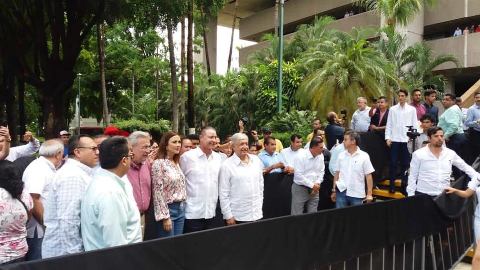 Llega López Obrador a Palacio de Gobierno, en Culiacán