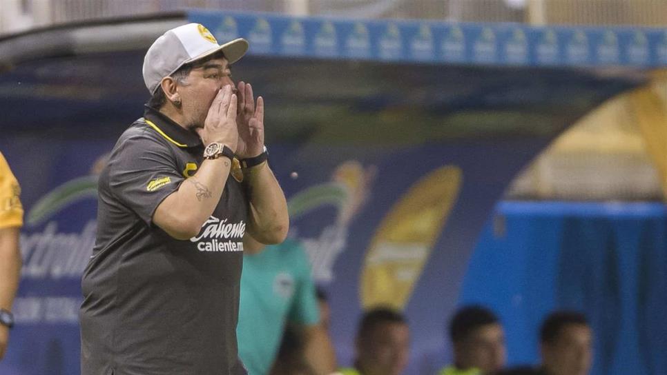 Debuta Maradona como director técnico de Dorados