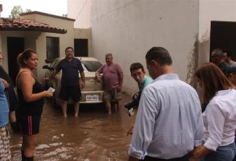 Recorre Gobernador zona afectada por lluvia en Los Mochis