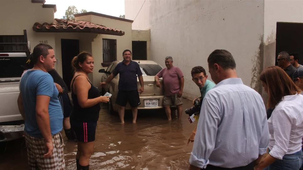 Recorre Gobernador zona afectada por lluvia en Los Mochis