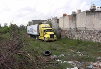 En Jalisco, autoridades abandonan tráiler con 157 cadáveres