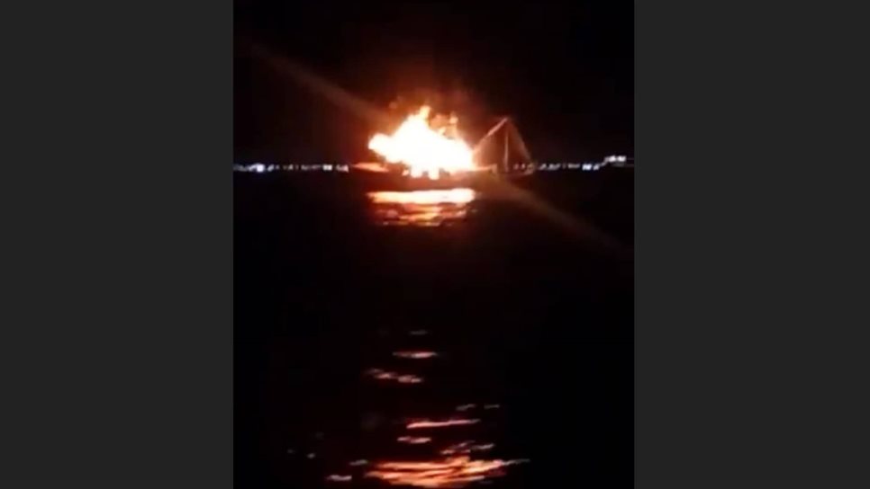 Se incendia barco camaronero en Mazatlán