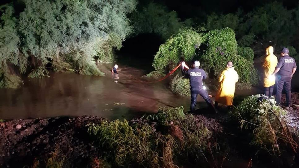 Rescatan a hombre de arroyo desbordado en San Miguel