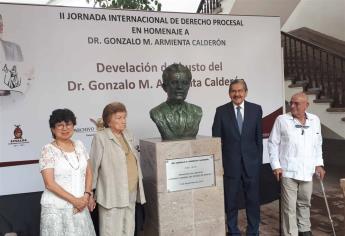 Develan busto del Dr. Gonzalo Armienta Calderón