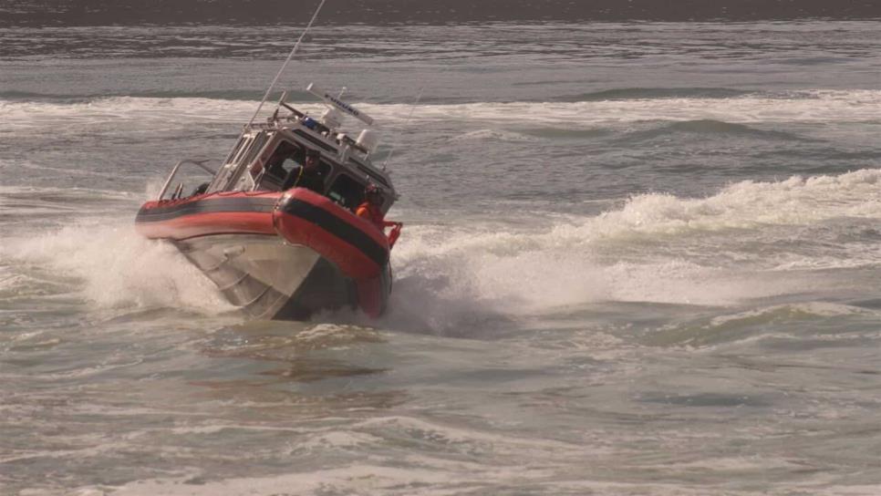 Rescatan a 3 pescadores de El Huitussi que naufragaron por mal tiempo