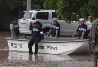 En lanchas rescatan a familias en colonias de Los Mochis