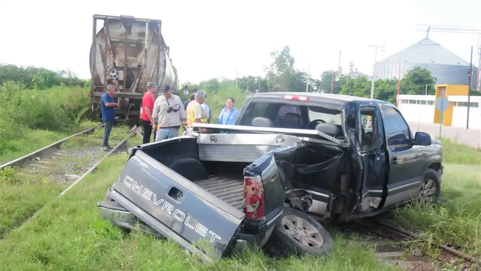 Embiste tren a camioneta en Guamúchil