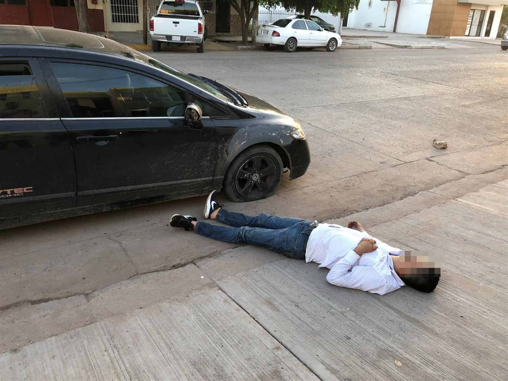 Lo reportan muerto, pero estaba ebrio y dormido en la banqueta