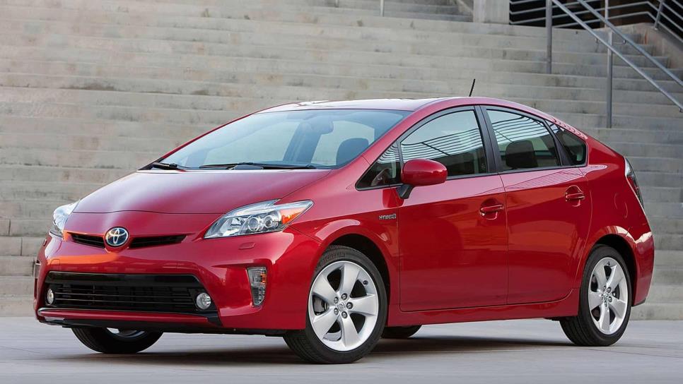 Toyota llama a revisión a 2.43 millones de autos híbridos en el mundo