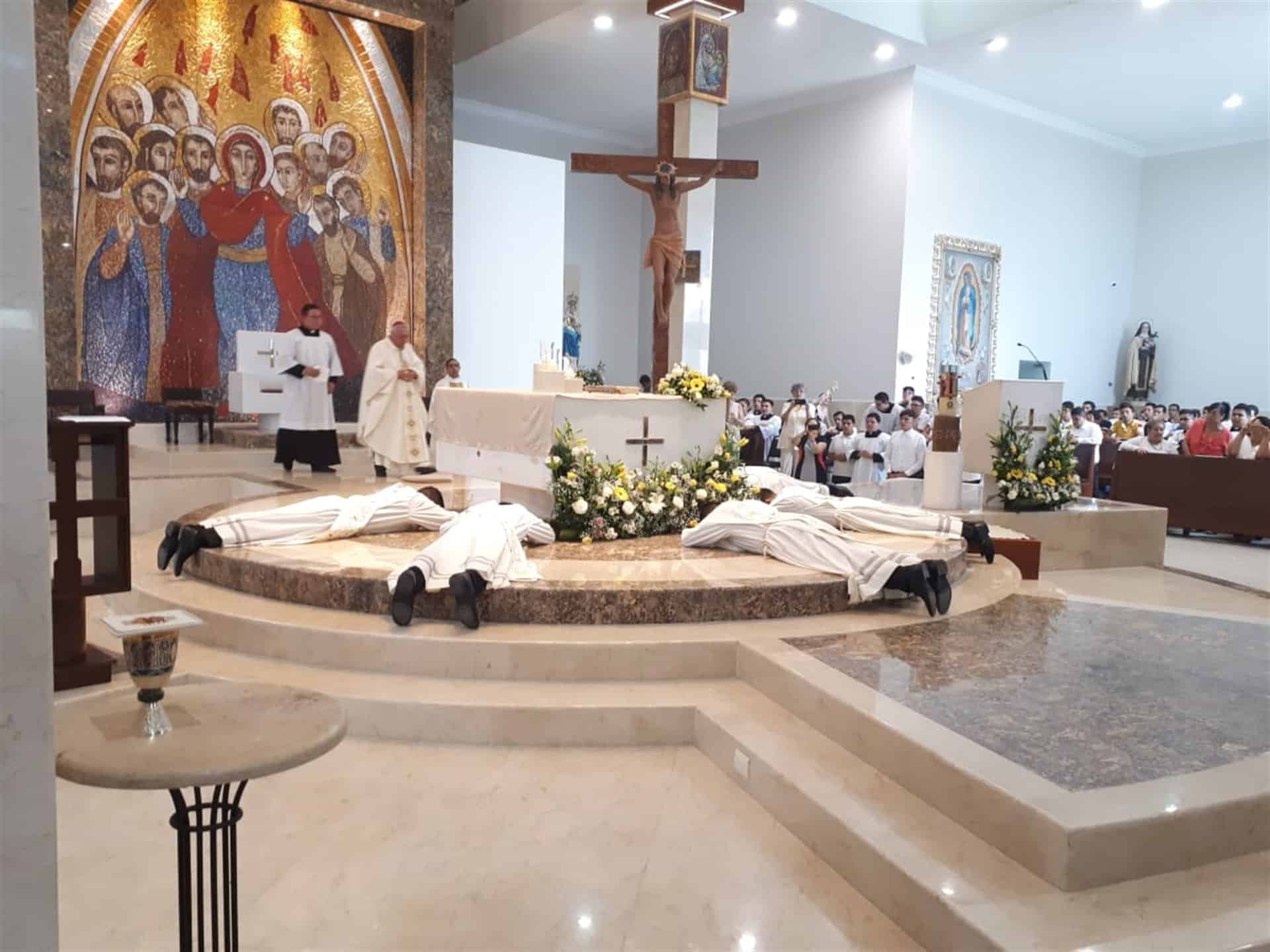 Obispo ordena a cinco presbíteros