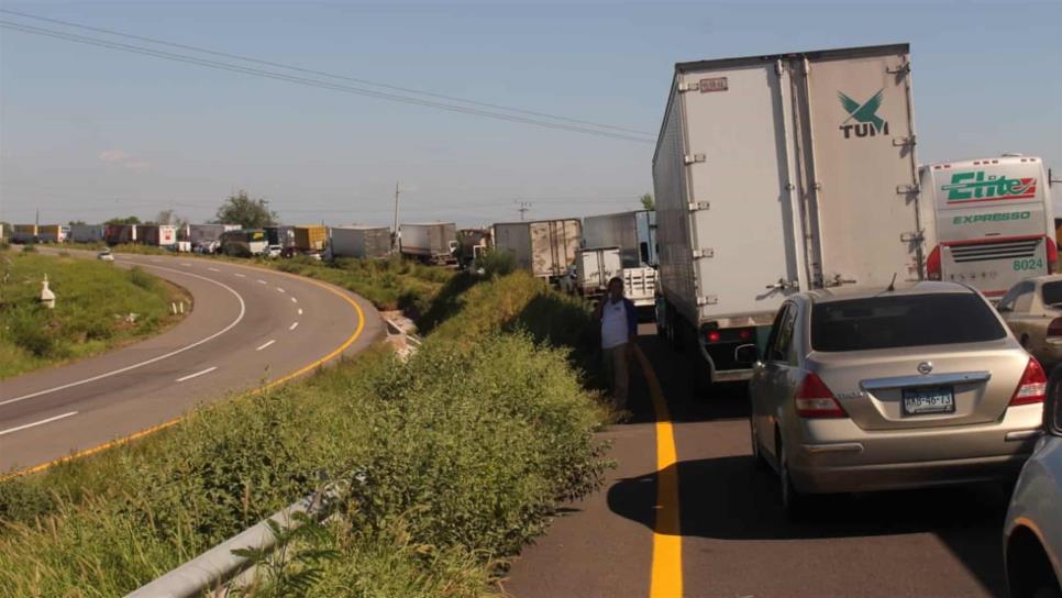 Habitantes del Poblado 7 bloquean la México 15