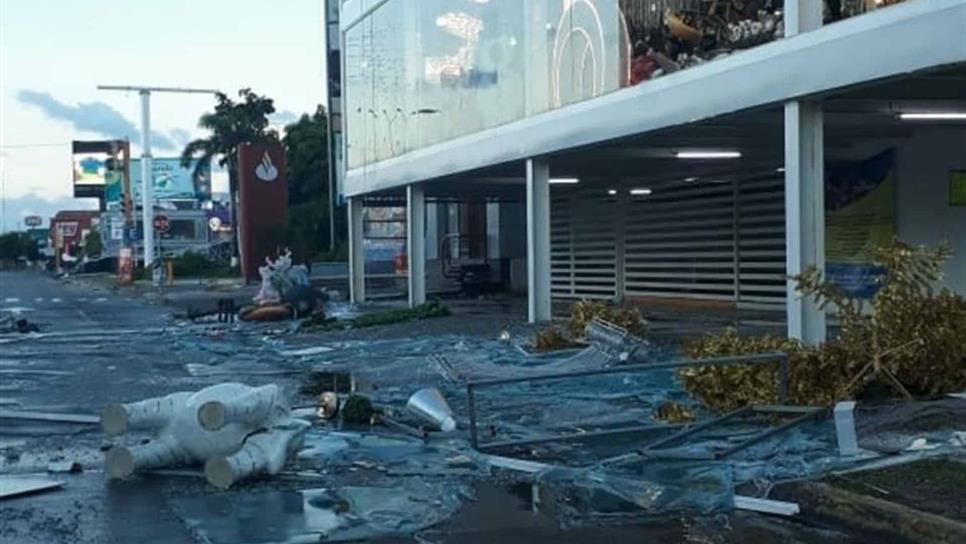 Lluvias y vientos causan daños en una mueblería en Culiacán