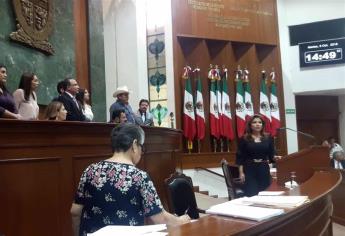 Diputados del PRI toman la tribuna del Congreso