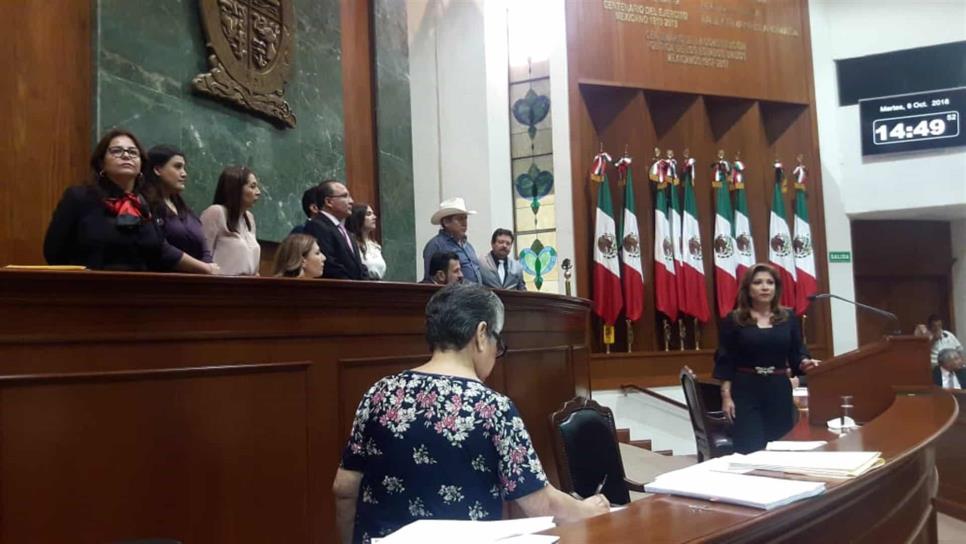 Diputados del PRI toman la tribuna del Congreso